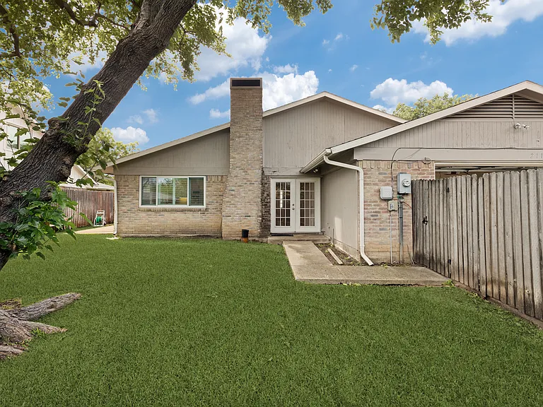 2117 Oak Brook Dr — Photo 2