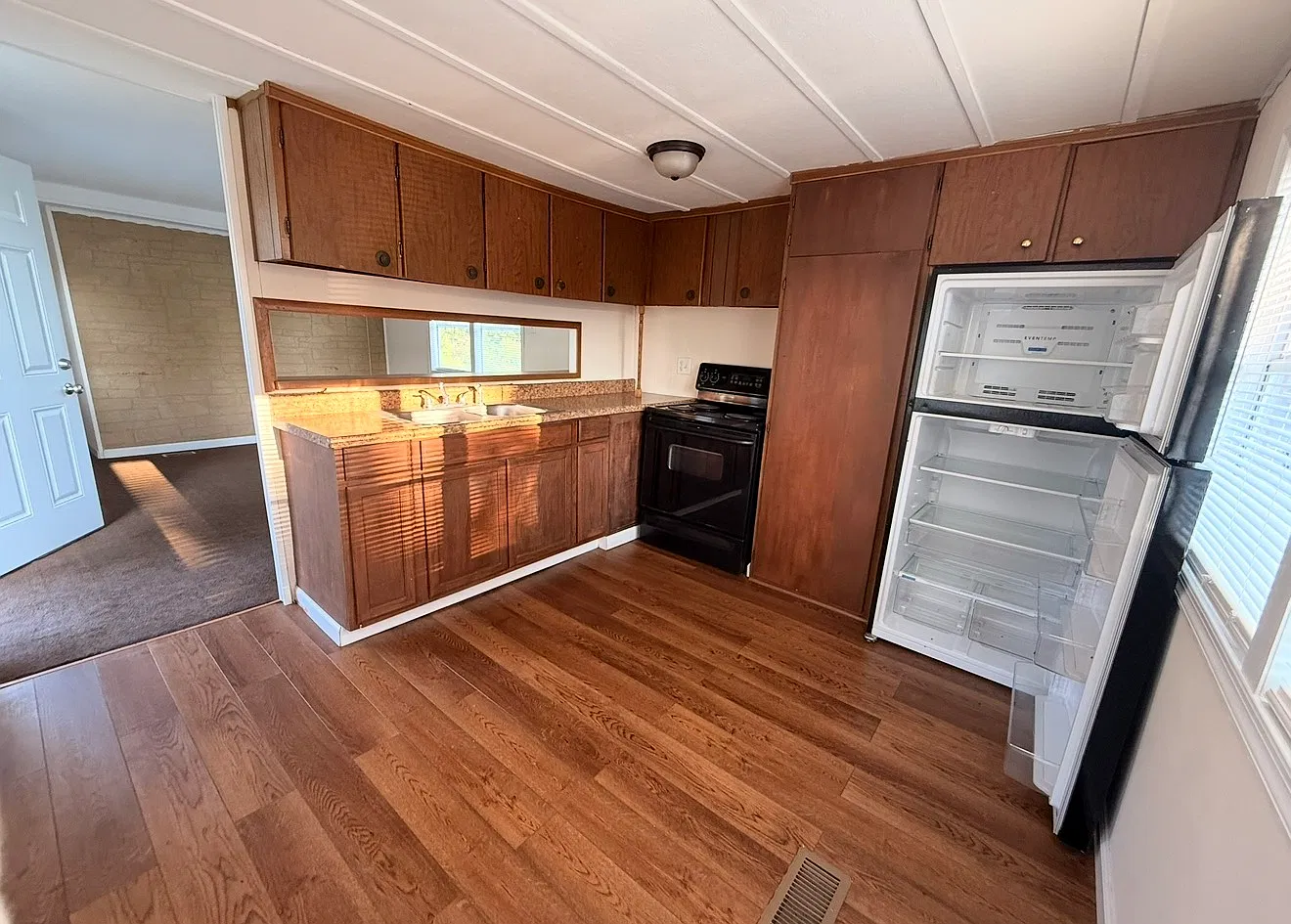 3 bed, $1,375 — Photo 1