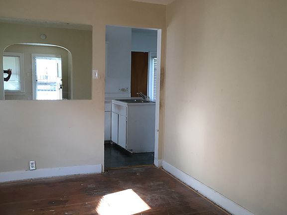 3rd image of 1324 N Gladstone Ave