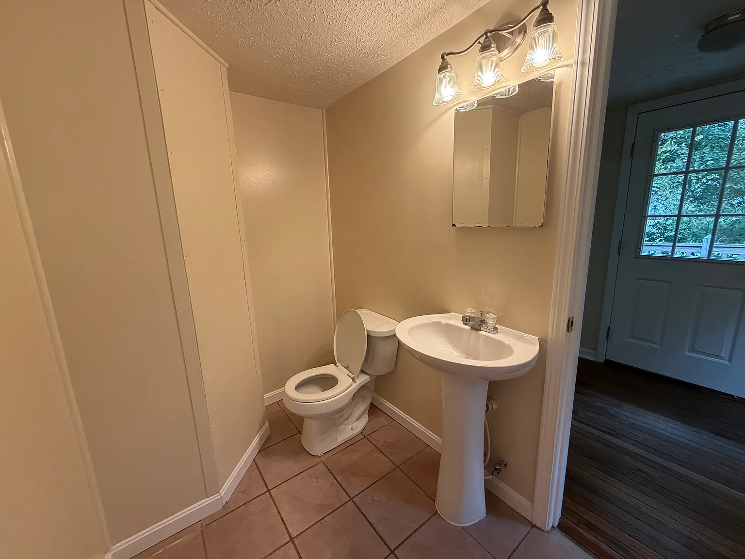 2 bed, 1000 sqft, $1,025 — Photo 4
