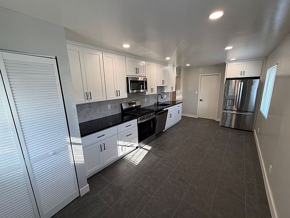 3rd image of 969-979 Elgin St #969