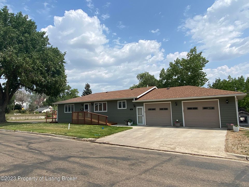2nd image of 208 5th St NE