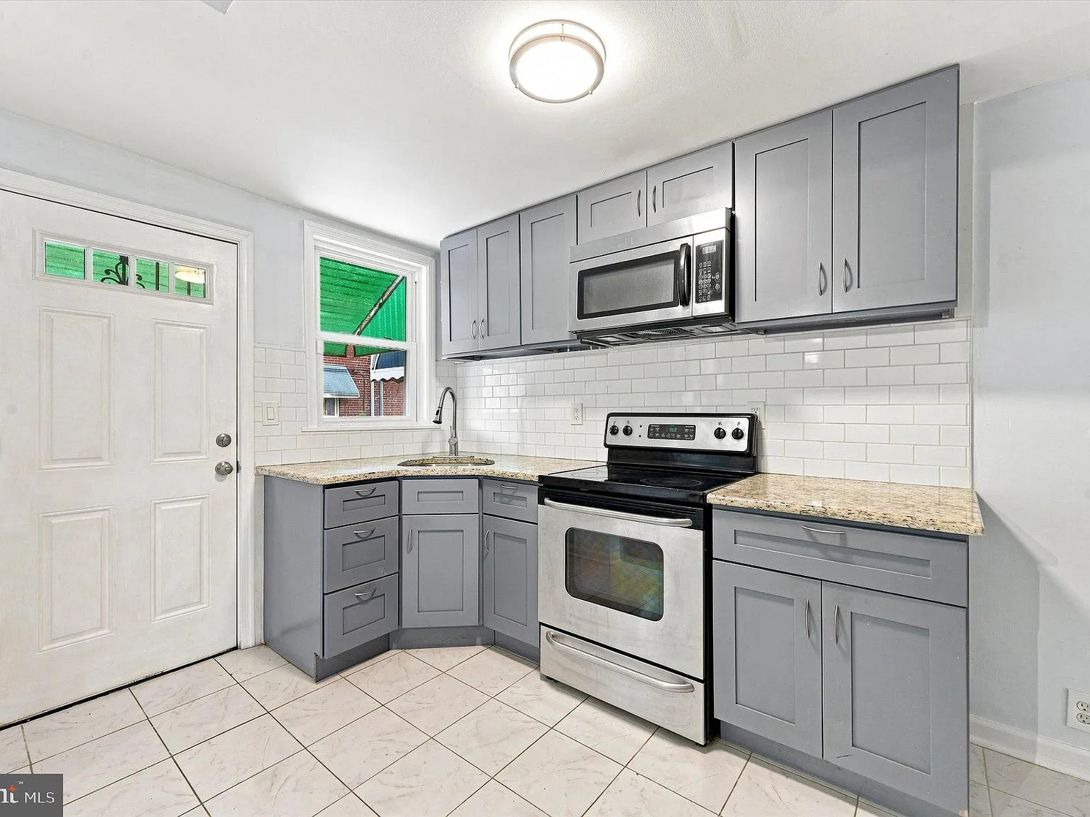 3 bed, 2.0 bath, 1120 sqft, $2,150 — Photo 3