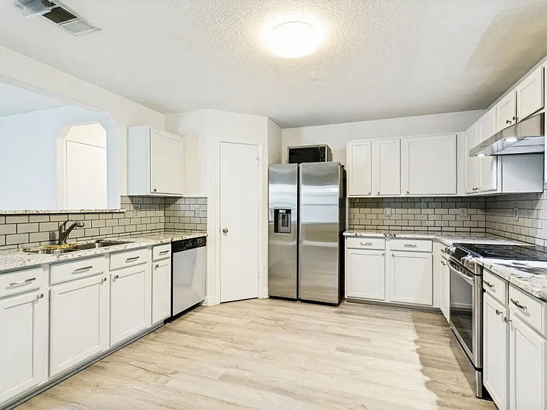 16302 Amberly Ct — Photo 12
