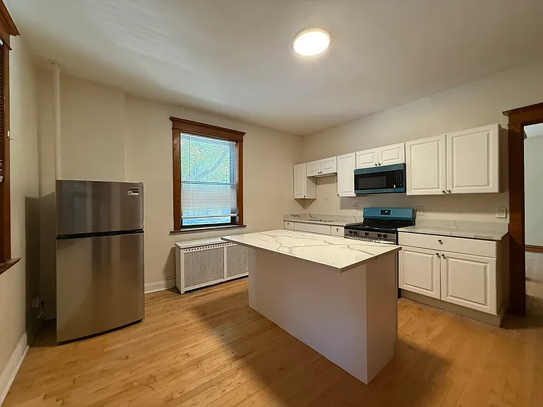 532 W 31st St #2R — Photo 3
