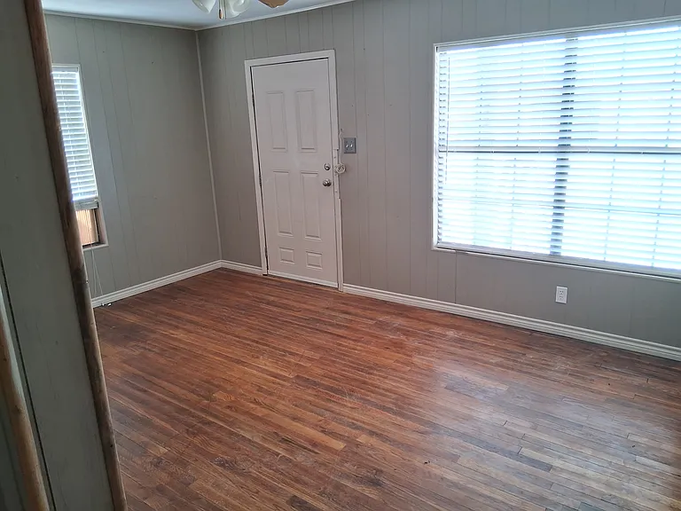 1210 S Weatherford St — Photo 2