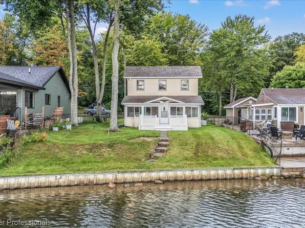 733 Lakeshore Dr, Columbiaville, MI 48421