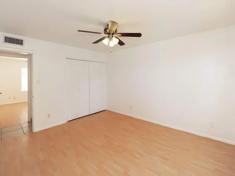 2913 S Elm St — Photo 16