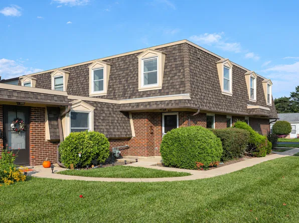 810 Gloucester Dr Unit 126, Elk Grove Village, IL 60007