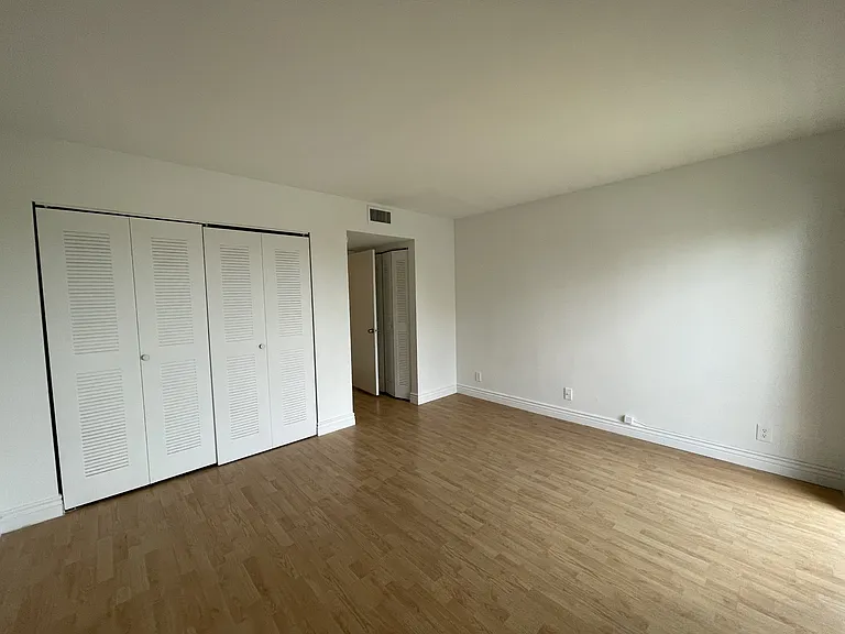 8560 N Sherman Cir #504 — Photo 6