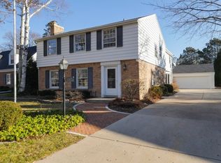 7528 N Links Way, Fox Pt, WI 53217