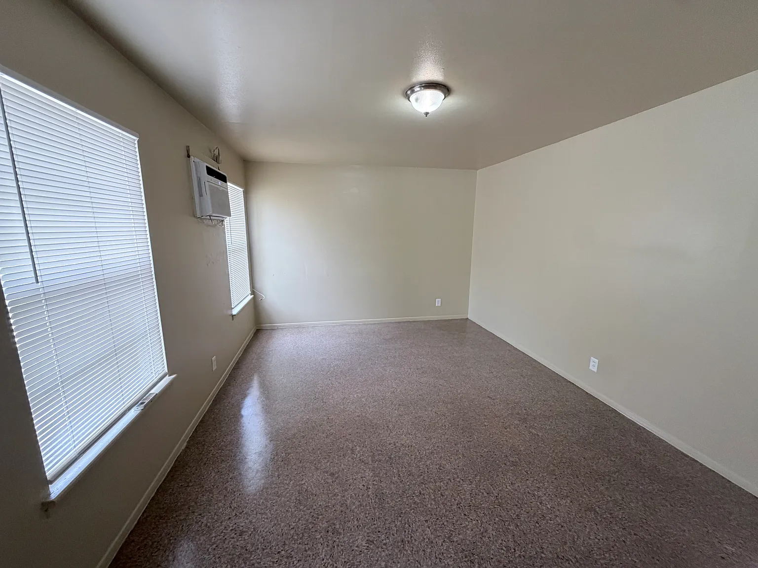 3 bed, 888 sqft, $1,350 — Photo 2