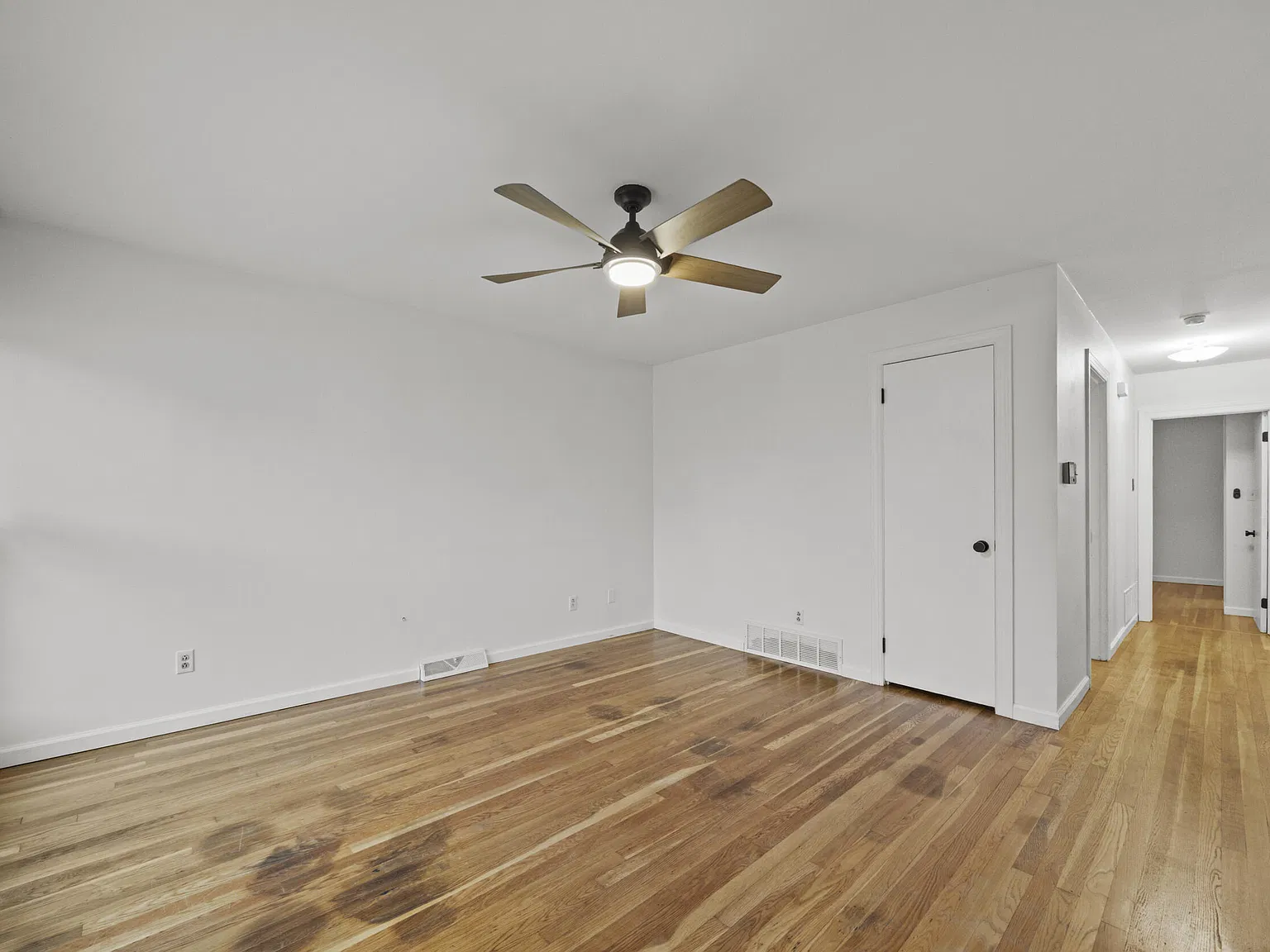 3 bed, 2.0 bath, 2112 sqft, $2,100 — Photo 4