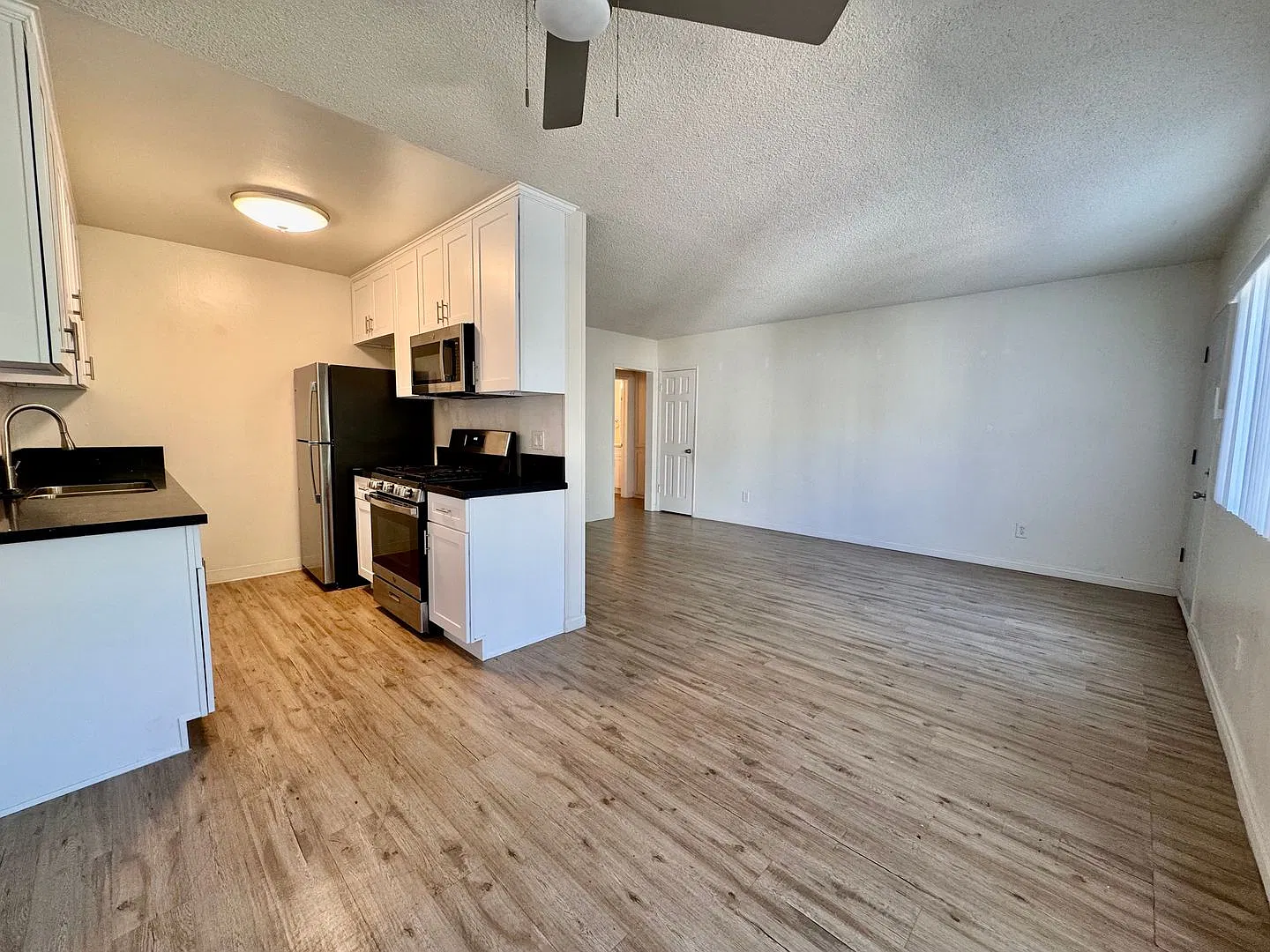 PRIME Los Feliz location! Spacious 1bed 1bath with a Balcony — Photo 4