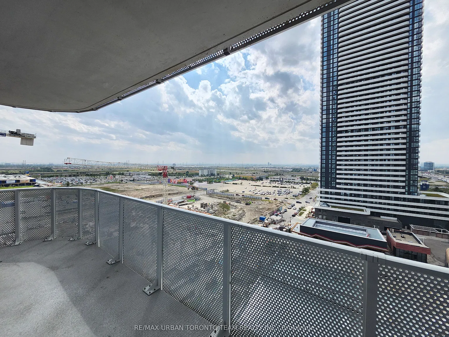 28 Interchange Way — Photo 4