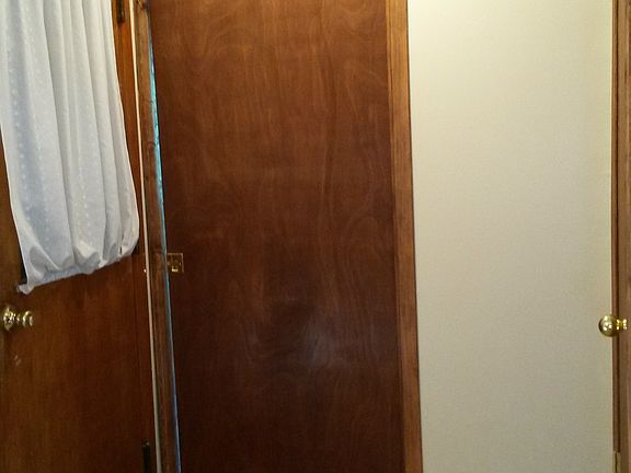 pocket door to 1/2 bath