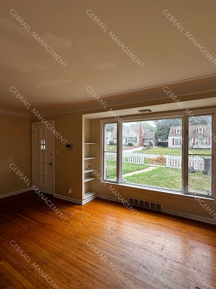 2729 Thomas St. — Photo 2