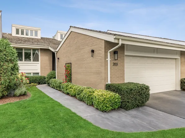 203 Briarwood Loop, Oak Brook, IL 60523