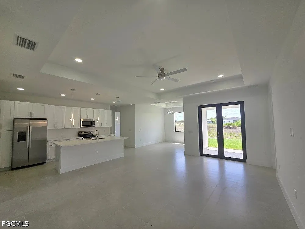 3 bed, 2.0 bath, 1758 sqft, $2,099 — Photo 2