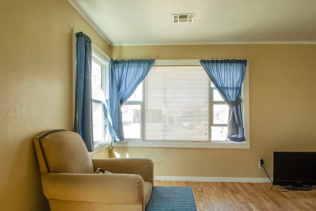 330 N Linden St — Photo 4