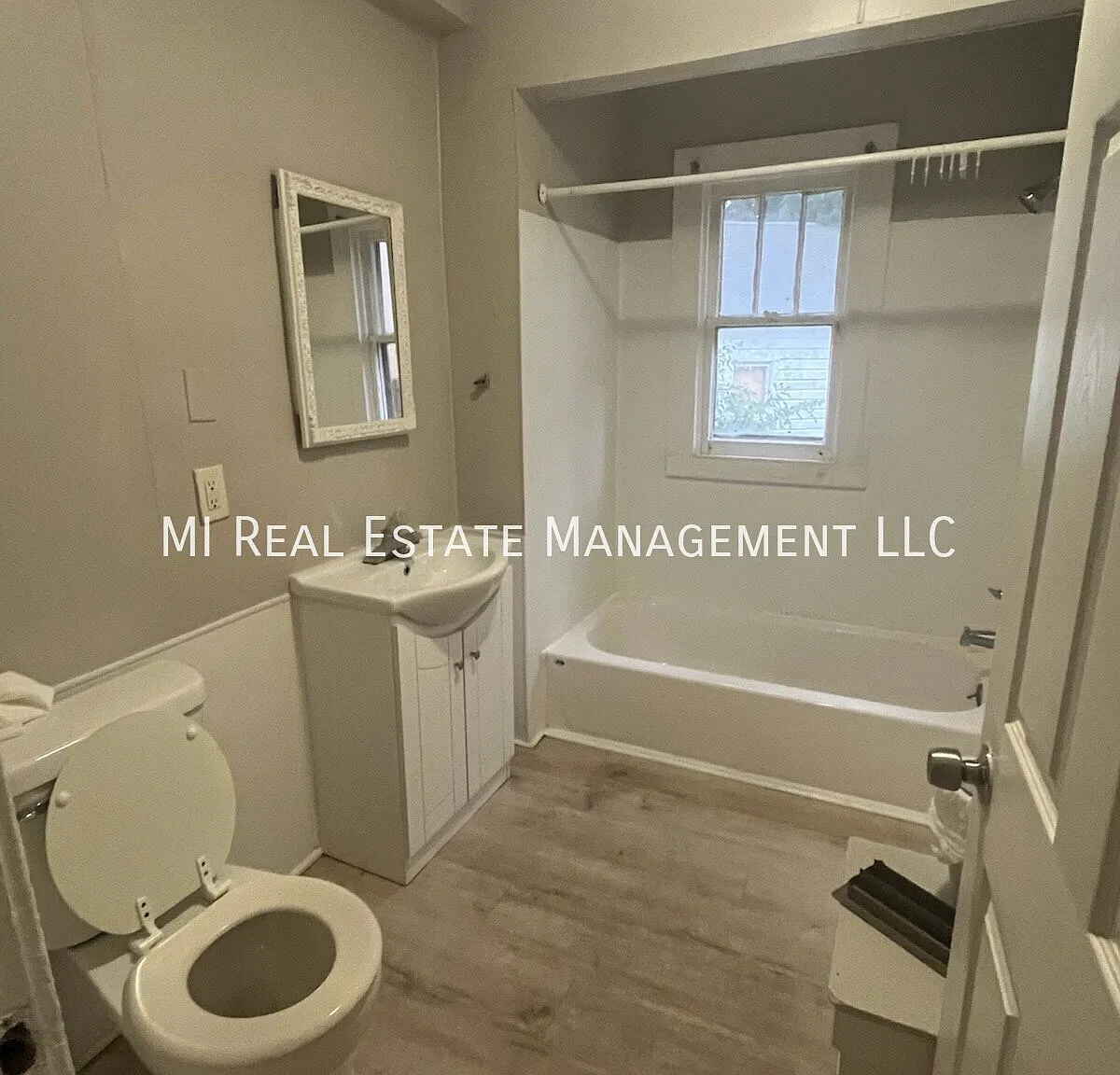 3 bed, 1.0 bath, 1100 sqft, $1,350 — Photo 3