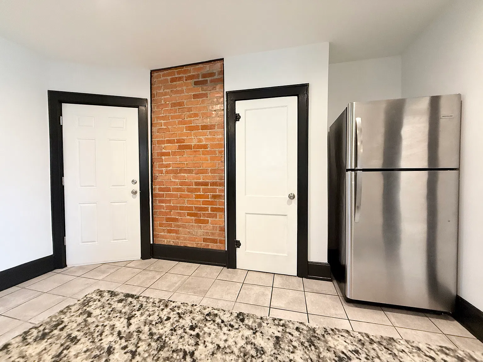 2 bed, 810 sqft, $1,350 — Photo 2