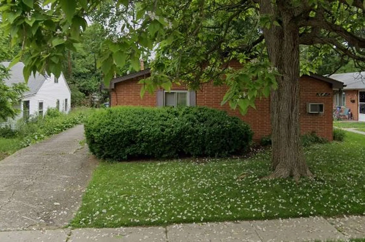 27 W Parkwood Dr — Photo 1
