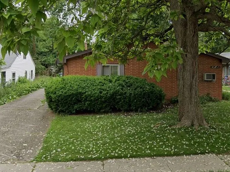 27 W Parkwood Dr — Photo 1
