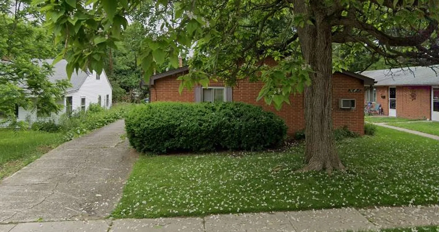 27 W Parkwood Dr APT B photo 1