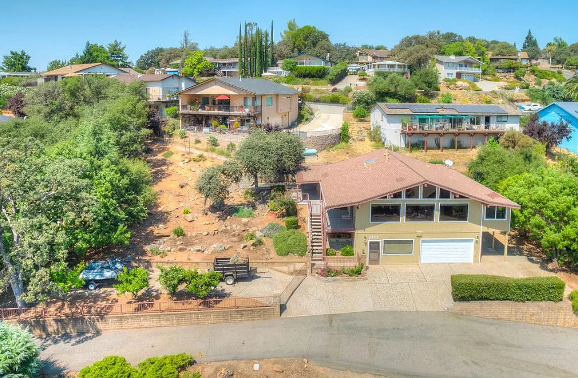 5446 Royal Oaks Dr — Photo 1