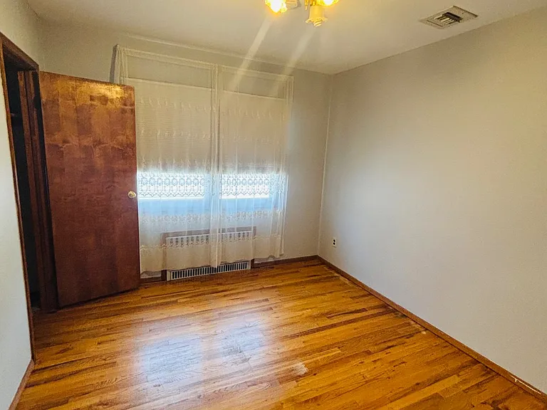 45 Nassau Ave — Photo 7