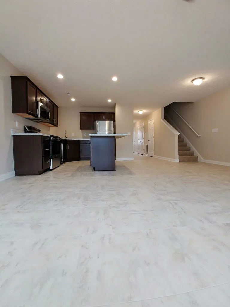 3 bed, 2.5 bath, 1576 sqft, $1,400 — Photo 3