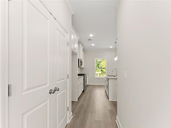 5th image of 442 Brookstone Trl