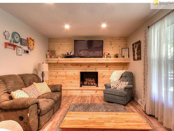 Check out the shiplap on the fireplace!!!!  Gorgeous!