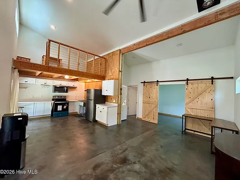 545 Hoover Rd — Photo 2
