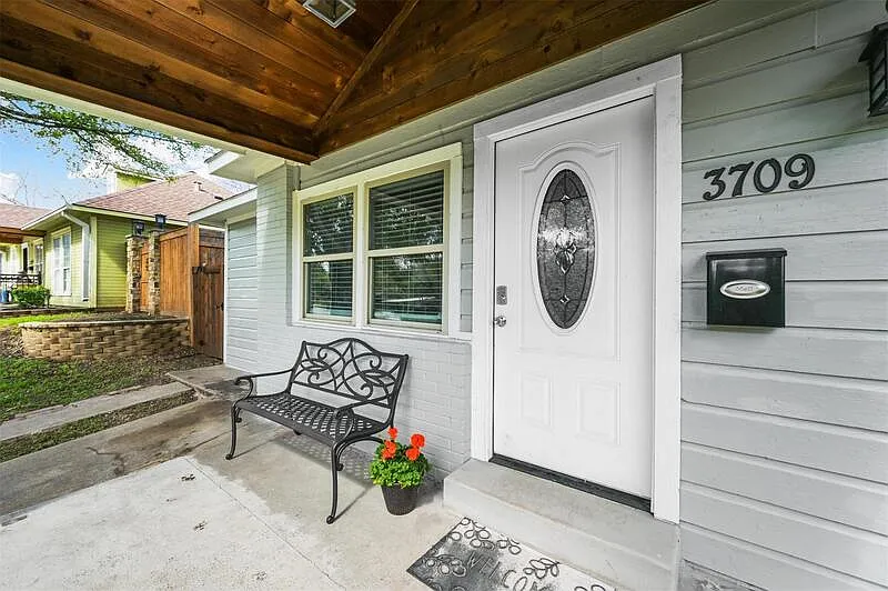 3 bed, 3.0 bath, 1400 sqft, $2,300 — Photo 2