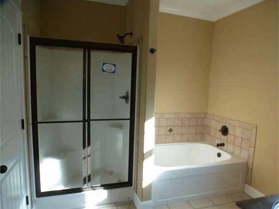 4th image of 2202 Fairfax Dr