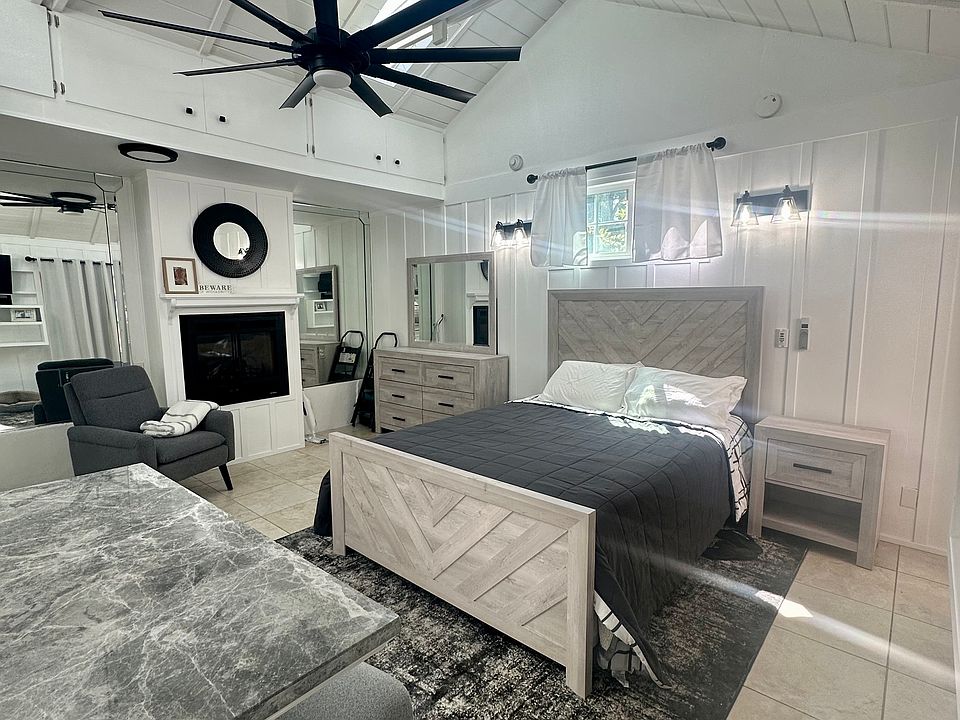 Wood Cove studio cottage - interior.