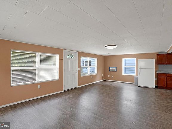 5th image of 1608 W Poplar Ter