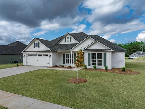 221 Barry Field Cir, Hahira, GA 31632