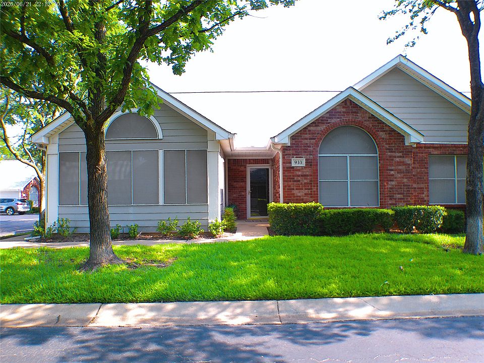 1st image of 933 Bridges Dr