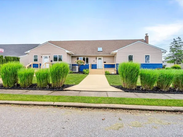 86 Edmore Lane N, West Islip, NY 11795
