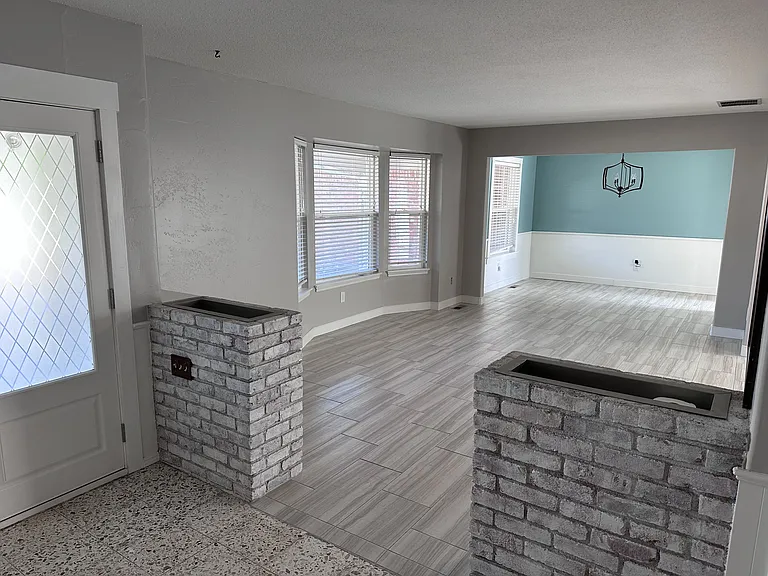 5912 N Sterling Dr — Photo 4