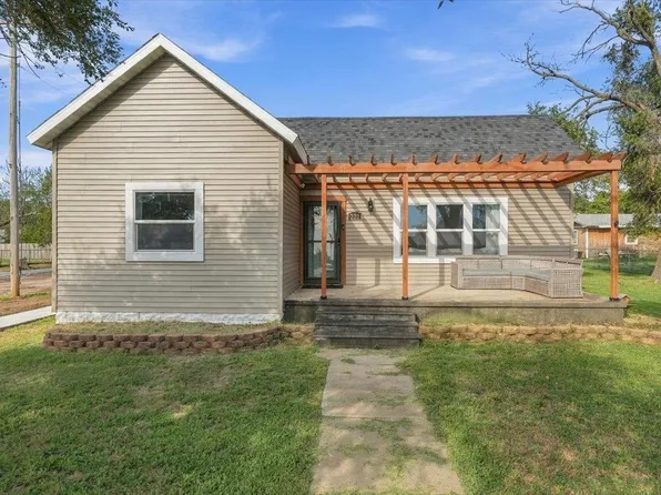 222 S 5th St, Conway Springs, KS 67031