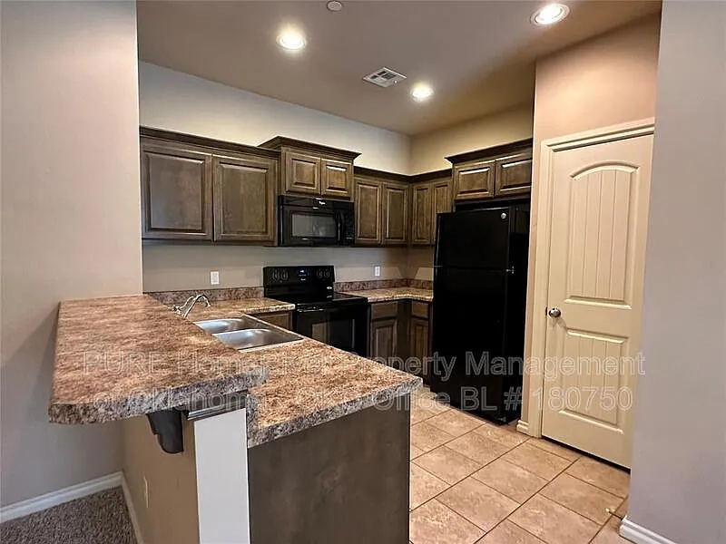 1 bed, 1.0 bath, 838 sqft, $1,075 — Photo 2