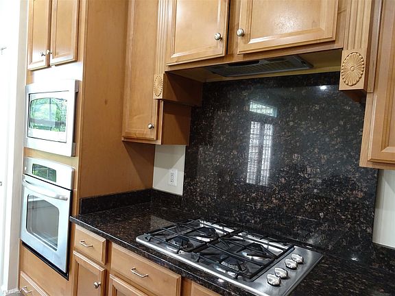 Beautiful Granite Backsplash with Gas cooking!