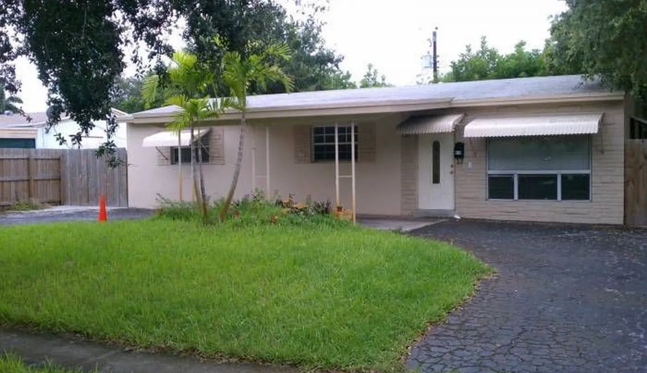 810 N 64th Ave — Photo 1