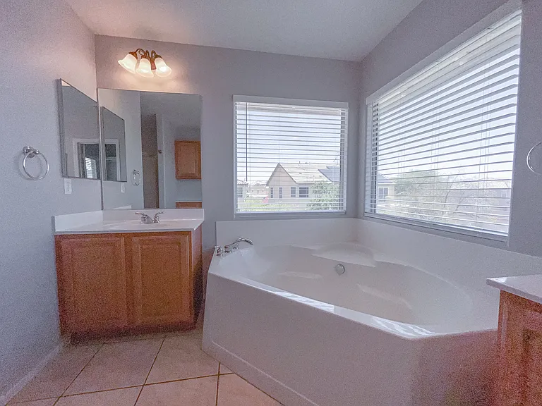 5646 Saint Elias St — Photo 75