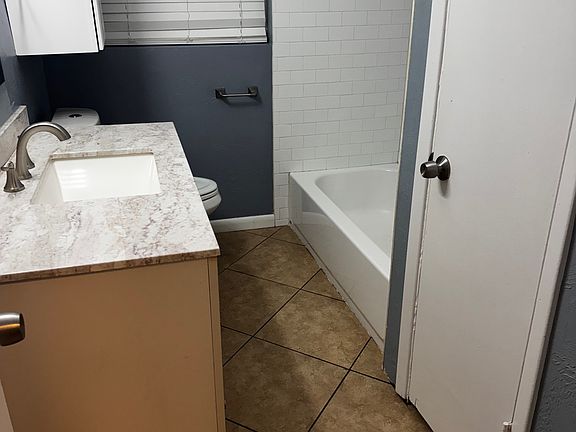 5th image of 221 Mineola Dr E