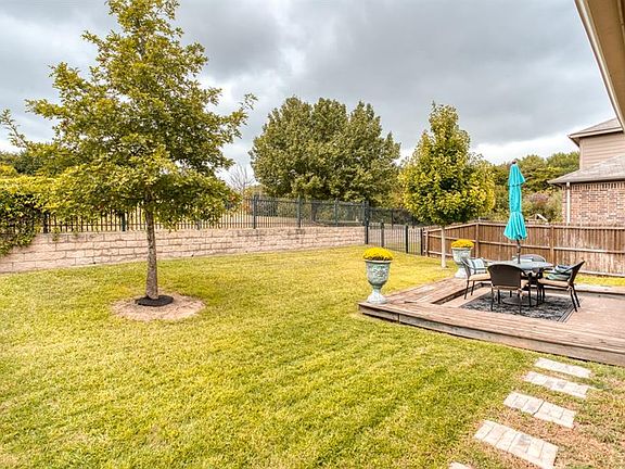 4th image of 2612 Golfview Dr